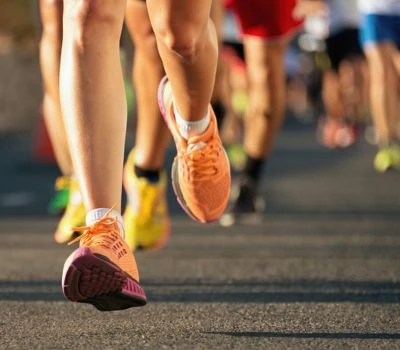 Alineación del tendón de Aquiles y exploración del calcáneo valgo para corredores de maratón: por...