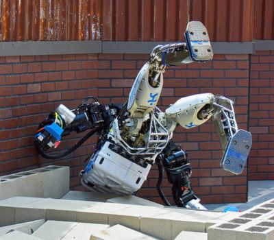 ¿Por qué los robots humanoides siguen cayendo mientras que los humanos rara vez lo hacen?